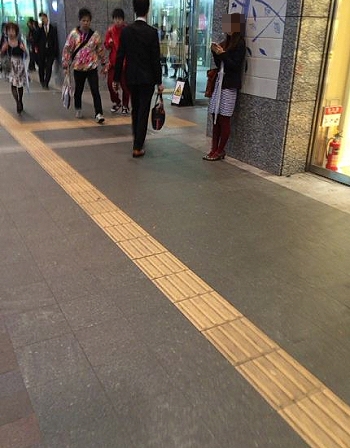博多駅前で待ち合わせた女性