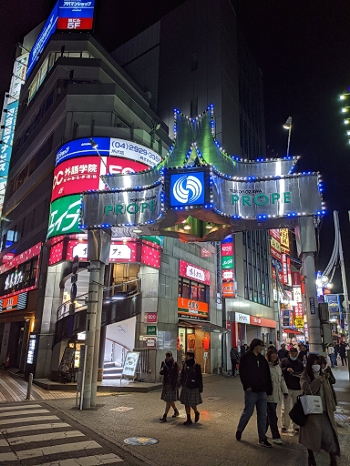 夜の所沢駅前